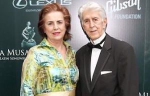 Con su esposa, Stella Lalinde, Musa de sus canciones Con su esposa, Stella Lalinde, Musa de sus canciones