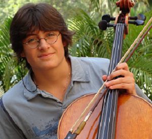 Desde niño, y gracias a su madre, tuvo amor por el Violonchelo. Desde niño, y gracias a su madre, tuvo amor por el Violonchelo.