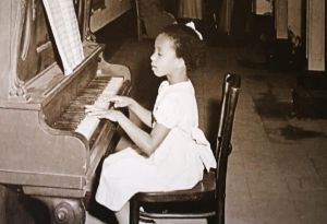 Desde niña tuvo interés y gusto por el piano. Desde niña tuvo interés y gusto por el piano.