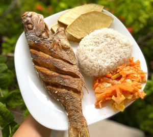 Pescado Frito con Bread Fruit, Arroz de Coco y ensalada Pescado Frito con Bread Fruit, Arroz de Coco y ensalada