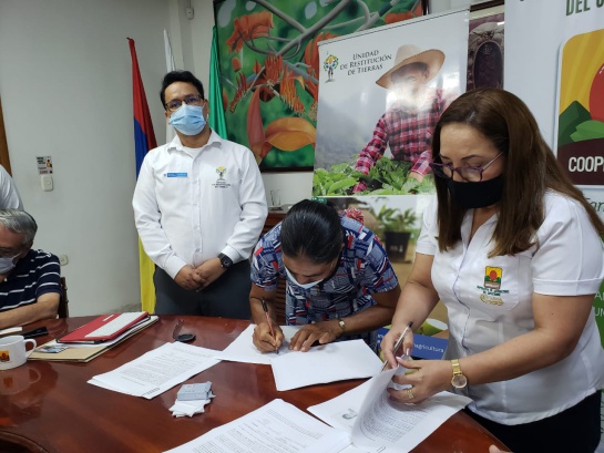 Firma de contratos por parte de beneficiarios de la URT en Ocaña con Cooperacafé. Firma de contratos por parte de beneficiarios de la URT en Ocaña con Cooperacafé.