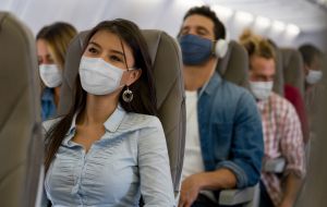 El uso de tapabocas es obligatorio durante el vuelo y a la llegada a Colombia. El uso de tapabocas es obligatorio durante el vuelo y a la llegada a Colombia.