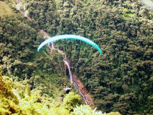 Parapente hace parte del turismo de naturaleza de nuestro país. Parapente hace parte del turismo de naturaleza de nuestro país.