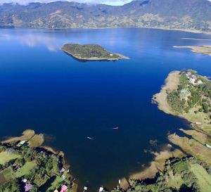 Es el segundo cuerpo de agua natural más grande de la nación. Es el segundo cuerpo de agua natural más grande de la nación.