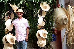 Hacer sombreros es lo que más le gusta hacer en la vida a Ernesto. Hacer sombreros es lo que más le gusta hacer en la vida a Ernesto.