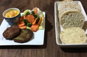 kibbe y de falafel con hummus, pan árabe y ensalada kibbe y de falafel con hummus, pan árabe y ensalada