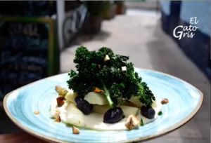 Madres cabeza de familia que trabajan en el restaurante, transforman los palmitos en deliciosos platos. Madres cabeza de familia que trabajan en el restaurante, transforman los palmitos en deliciosos platos.