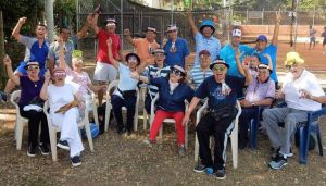 Los pacientes de la Fundación Párkinson comparten como una familia. Los pacientes de la Fundación Párkinson comparten como una familia.