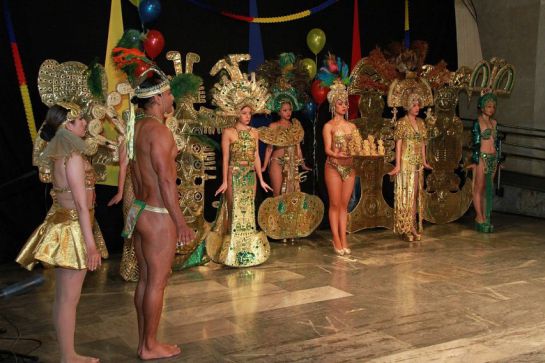 Son 50 artistas en escena entre bailarines y músicos. Son 50 artistas en escena entre bailarines y músicos.