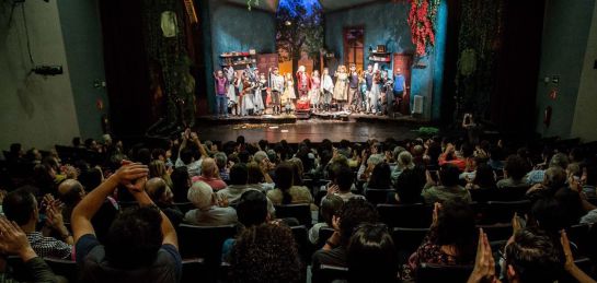 El público se mete de lleno en la obra El público se mete de lleno en la obra