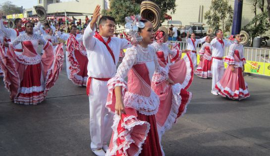 Hombres y mujeres que construyeron su vida a través de la danza. Hombres y mujeres que construyeron su vida a través de la danza.