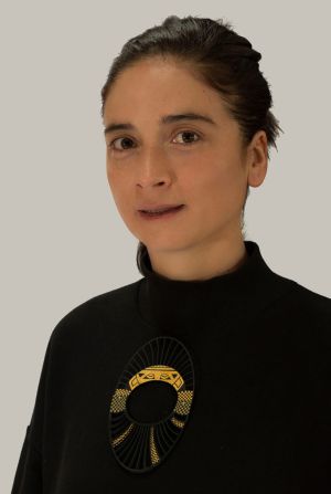 Su trabajo es de muchos años de estudio y disciplina, buscando nuevas propuestas para sus joyas. Su trabajo es de muchos años de estudio y disciplina, buscando nuevas propuestas para sus joyas.