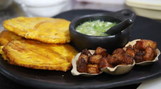 Chicharrones de gordo de pecho con tostadas de platano y ají de cidra. Chicharrones de gordo de pecho con tostadas de platano y ají de cidra.