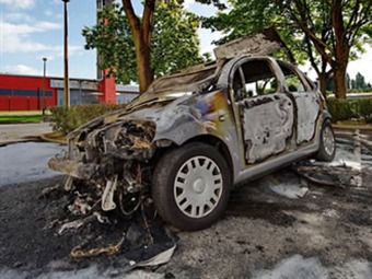 317 Coches quemados en Francia la noche previa a la fiesta del 14 de julio
