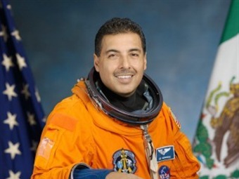 El astronauta latino José Hernández 'twittea' desde el espacio su aventura