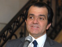 El gobierno toma medidas de choque para frenar la caída del dólar