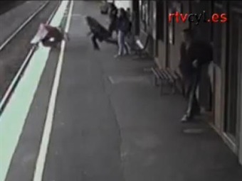 Un bebe resulta ileso tras pasarle por encima un tren del metro de Melbourne