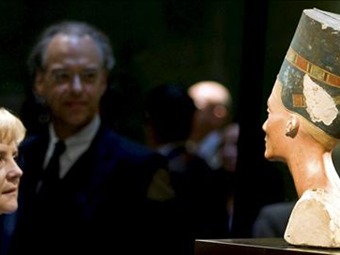 Merkel inaugura la casa rehabilitada de la reina Nefertiti