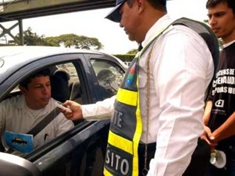 Proponen prohibir consumo de licor en los vehículos