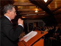 Uribe pide no vivir de logros pasados, sino consolidar la derrota del terrorismo