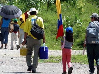 EXCLUSIVO CARACOL: Despojados, desplazados y asesinados para no devolverles sus tierras (22 FEB 2011)