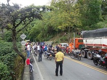 Superado el trancón tras accidente de camión con químicos en vía al Alto de la Línea