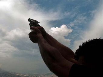 Disparar al aire y por usar menores en la mendicidad se convierten en delitos
