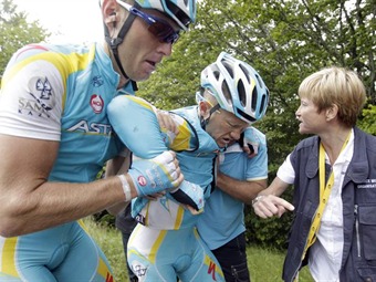 Vinokourov operado con éxito tras accidente en el Tour