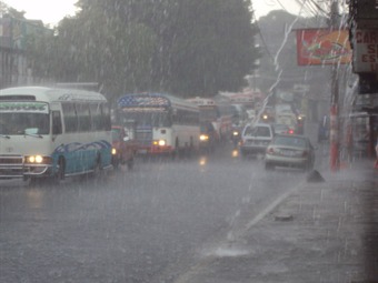 Funes declara emergencia nacional en El Salvador por las lluvias