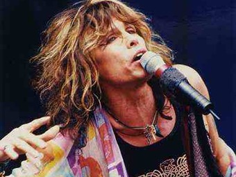 Vocalista de Aerosmith sufre caída y es hospitalizado en Paraguay