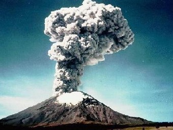Volcán Popocatépetl del centro mexicano entró en erupción de baja y media intensidad