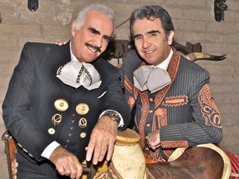 Vicente Fernández trabaja con su hijo mayor antes de decir adiós a escenarios