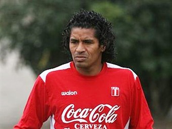 Santiago Acasiete, otra baja de Perú