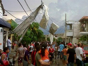 Entregan ayudas por 390 millones de pesos a damnificados por vendaval en Sabanalarga