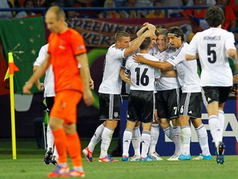 Holanda consigue descontar con Van Persie: 1-2, a favor de Alemania
