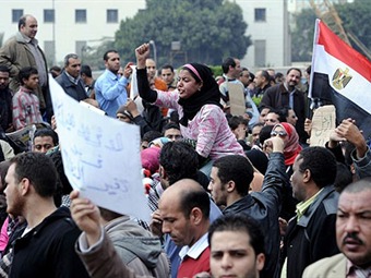 Masivas protestas en Egipto contra Junta Militar y disolución del Parlamento Masivas protestas en Egipto contra Junta Militar y disolución del Parlamento