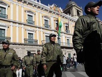 El Gobierno boliviano y los policías amotinados firmaron un acuerdo El Gobierno boliviano y los policías amotinados firmaron un acuerdo