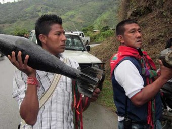 Indígenas detienen a tres guerrilleros y les quitan las armas