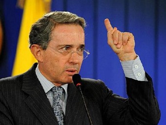 Uribe reta a Vargas de entregar pruebas de nexos de su familia con la ilegalidad