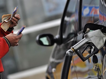 Plantean al ministro de Hacienda reducción de 1.000 pesos en precio de la gasolina
