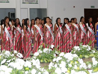 Hoy, desfile en traje de baño de reinas populares