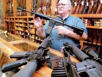 Dueños tiendas de armas de EEUU reportan mayores ventas luego de masacre de Newtown