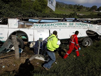 Revelan listado de muertos y heridos en accidente de bus