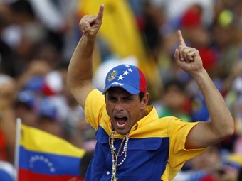 Capriles acusa a Maduro de aprobar otra devaluación y de destruir el país Capriles acusa a Maduro de aprobar otra devaluación y de destruir el país