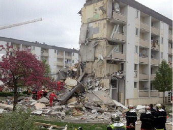 Al menos tres muertos por derrumbe parcial de edificio en Francia