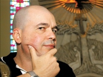 Polémico sacerdote en Brasil que defiende la homosexualidad renunció a sus hábitos