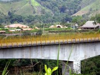 Joven de 22 años se lanza desde un puente en Armenia en un intento de suicidio