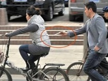 En China roban celulares con palitos chinos