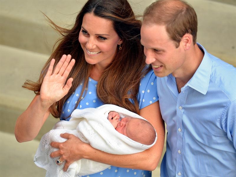 Los duques de Cambridge presentaron a su primer hijo al público