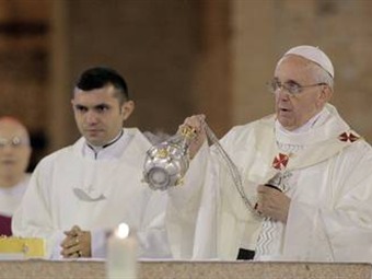 Papa Francisco afirma que se debe huir de ídolos pasajeros como dinero y poder